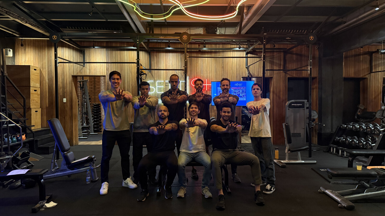 Participantes em treinamento prático de primeiros socorros